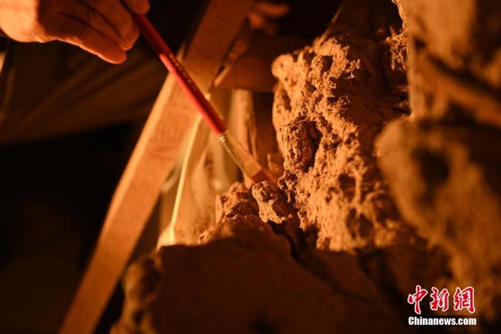 8月25日，文物修復(fù)師牟常有進(jìn)行文物修復(fù)工作。