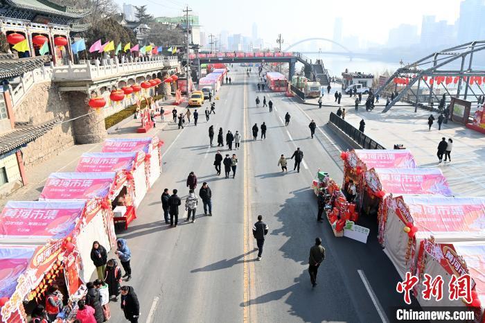 1月30日，蘭州黃河畔的年貨集市吸引顧客選購(gòu)年貨。九美旦增 攝</p><p>