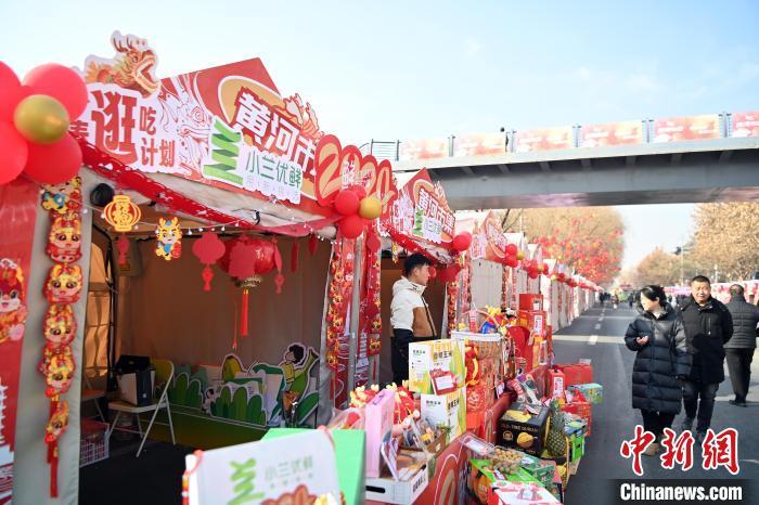 1月30日，蘭州黃河畔的年貨集市吸引顧客選購(gòu)年貨。九美旦增 攝</p><p>