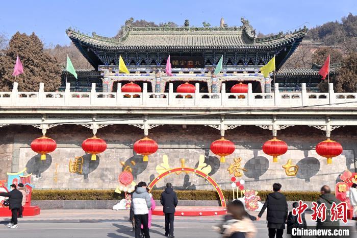 1月30日，裝扮一新的蘭州白塔山公園節(jié)日氛圍濃厚。九美旦增 攝</p><p>