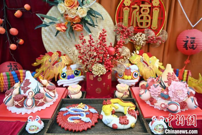 1月25日，春節(jié)臨近，蘭州一花饃店“龍”元素花饃熱銷。圖為展出的“龍”元素花饃。九美旦增 攝
