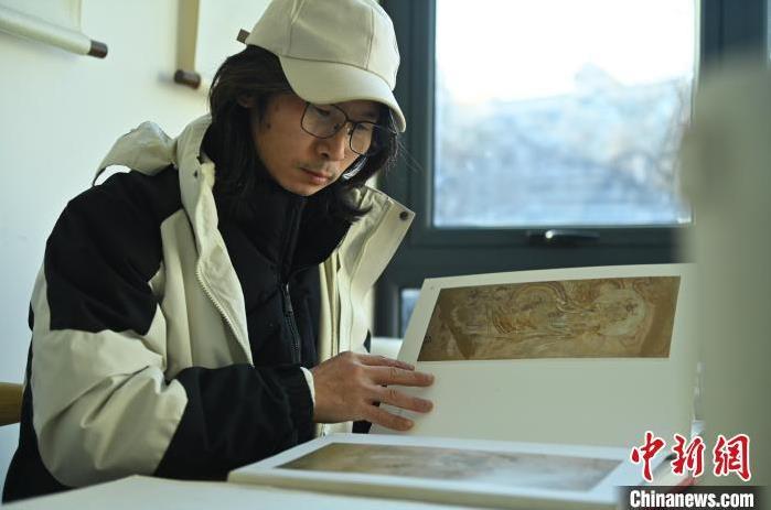 圖為季茂杰研究敦煌文化相關(guān)書籍。李亞龍 攝</p>
<p>