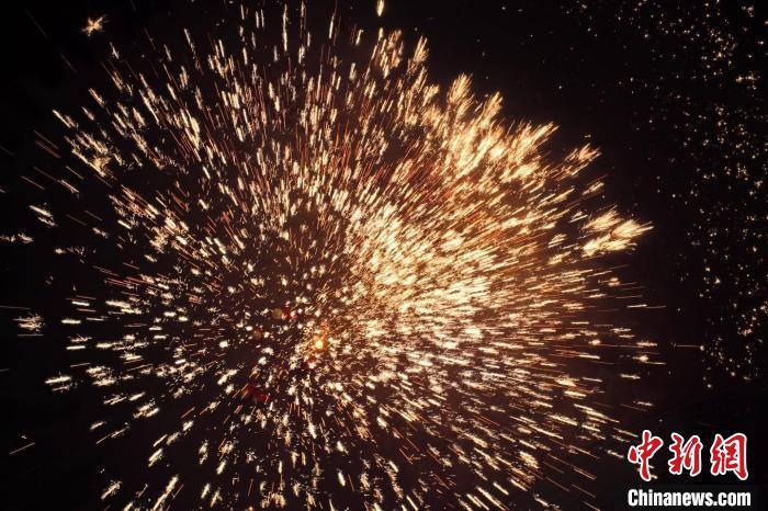 據(jù)悉，“花”與“發(fā)”諧音，取“打花打花，越打越發(fā)”之意。“打鐵花”不僅蘊(yùn)含著人們祈福納祥的美好愿望，也展現(xiàn)了民間生鐵冶煉傳統(tǒng)技藝的工匠精神。侯奇志 攝