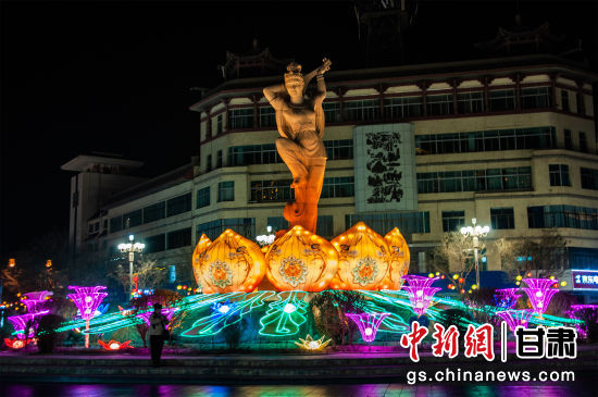 2024年春節(jié)期間，敦煌市中心盤旋路上的反彈琵琶燈組。王斌銀 攝