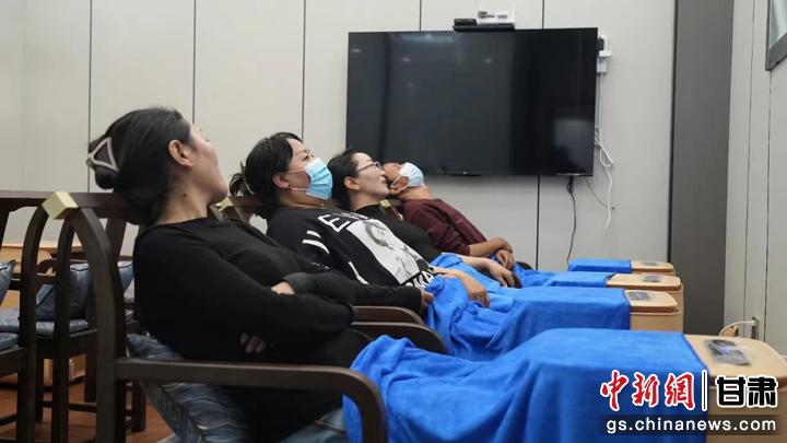 圖為當?shù)鼐用耋w驗藏醫(yī)院診療。卓瑪草 攝