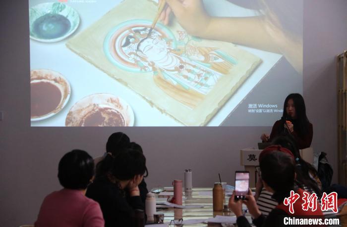 2023年2月，在敦煌研究院莫高學(xué)堂，研學(xué)導(dǎo)師給學(xué)員講授敦煌壁畫臨摹技法?！　垥粤?攝