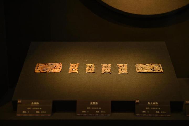 張家川縣馬家塬車輿博物館展陳的馬家塬遺址出土的金項飾、金腰飾、金人畫飾等。李亞龍 攝　　