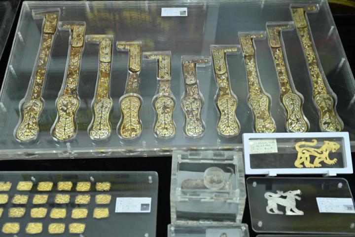 張家川馬家塬出土的金帶飾、大角羊、人形鉛俑及狼形銀車輿飾等文物。