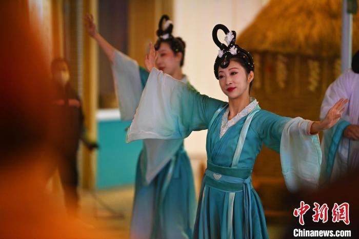 圖為工作人員進(jìn)行舞蹈表演。李亞龍 攝</p>
<p>