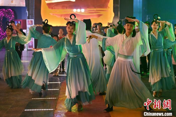 圖為工作人員進(jìn)行舞蹈表演。李亞龍 攝</p>
<p>