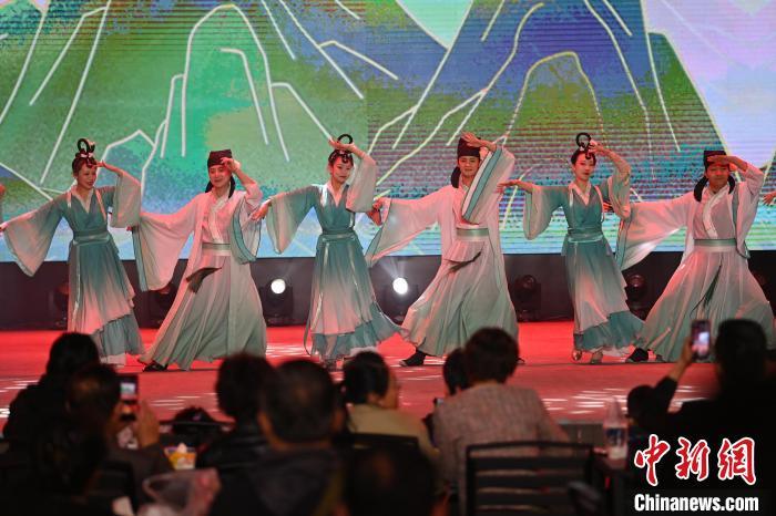 圖為工作人員進(jìn)行舞蹈表演。李亞龍 攝