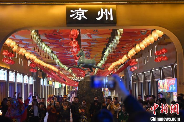 圖為游人拍攝煥然一新亮相的街區(qū)。李亞龍 攝</p><p>