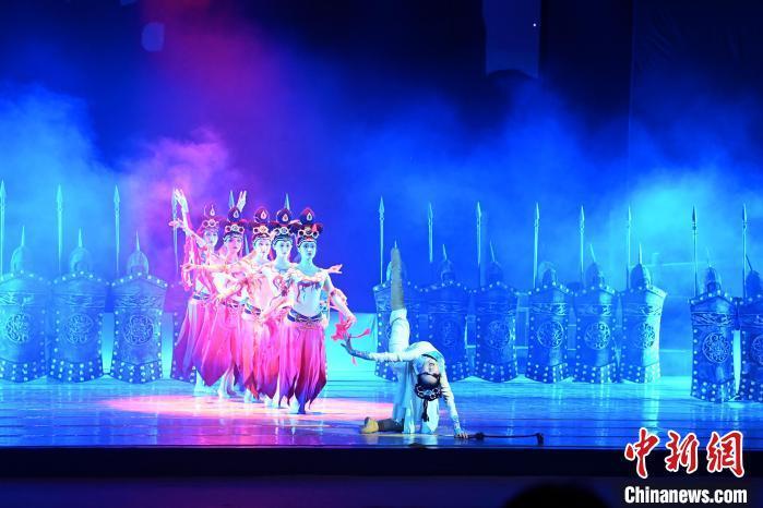 2023年2月18日，蘭州歌舞劇院創(chuàng)排的大型舞劇《大夢敦煌》?！　【琶赖┰?攝