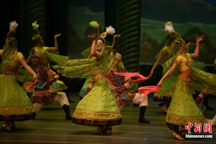 2024年2月23日晚，中國經(jīng)典舞劇《絲路花雨》在甘肅蘭州演出恭賀新春。李亞龍 攝