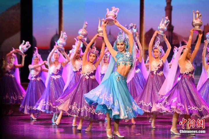 《絲路花雨》外國演員在波斯酒舞中領(lǐng)舞。楊艷敏 攝