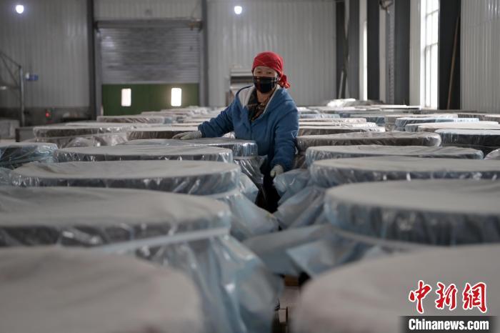 5月10日，工作人員檢查裝有酒糟的壇子。九美旦增　攝