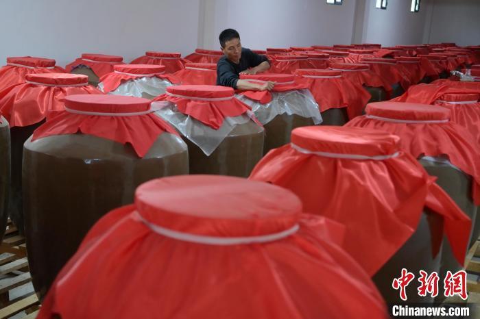 圖為5月10日，工作人員在儲酒庫檢查酒缸密封性。九美旦增　攝