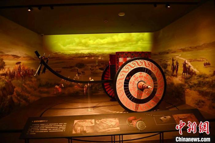 甘肅張家川縣馬家塬車輿博物館內展陳的等比例復原戰(zhàn)國西戎車輿M16-2　中新社記者　李亞龍　攝