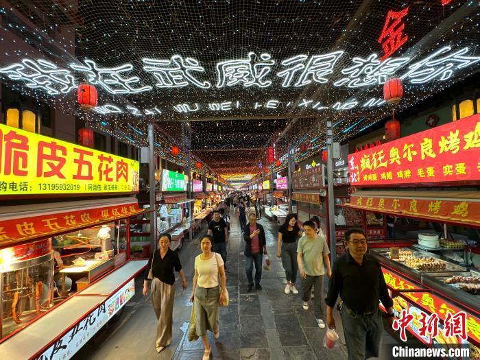 圖為明清街夜市燈光點(diǎn)亮“我在武威很想你”。　戴文昌 攝</p><p>