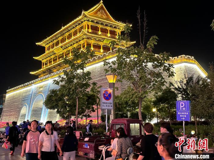 圖為夜幕降臨，涼州古城門燈光亮起?！〈魑牟?攝