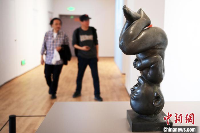 5月21日，觀眾參觀“絲路印跡”雕塑藝術(shù)作品展展出的雕塑作品。九美旦增 攝</p>
<p>