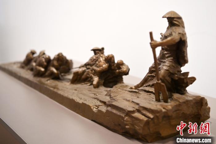 5月21日，在“絲路印跡”雕塑藝術(shù)作品展展出的作品《治水為民·禹德九州》。九美旦增 攝</p>
<p>