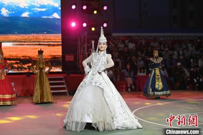 圖為開(kāi)幕式現(xiàn)場(chǎng)蒙古族服飾秀。李亞龍 攝</p>
<p>