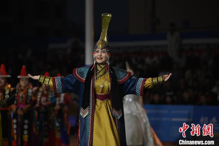 圖為開(kāi)幕式現(xiàn)場(chǎng)蒙古族服飾秀。李亞龍 攝
