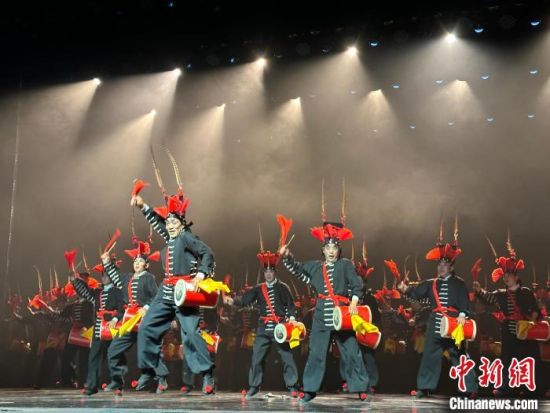 圖為涼州攻鼓子表演。楊娜 攝