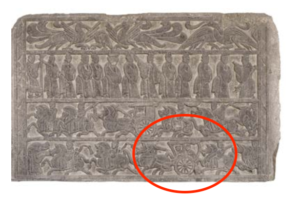 △漢代迎賓、車馬出行畫像石，現(xiàn)藏于臨沂市博物館。畫像石的第四層中有軺車出現(xiàn)。