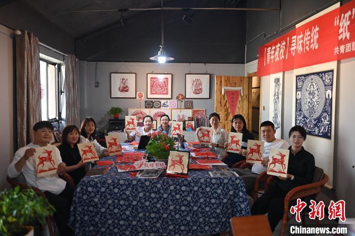 6月6日，在甘肅敦煌青年夜校課程中，青年學(xué)員展示學(xué)習(xí)敦煌非遺剪紙的成果。