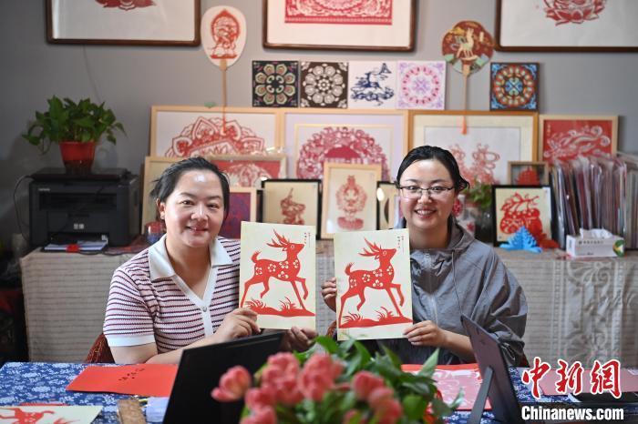 6月6日，在甘肅敦煌青年夜校課程中，青年學(xué)員展示學(xué)習(xí)敦煌非遺剪紙的成果。李亞龍 攝　　