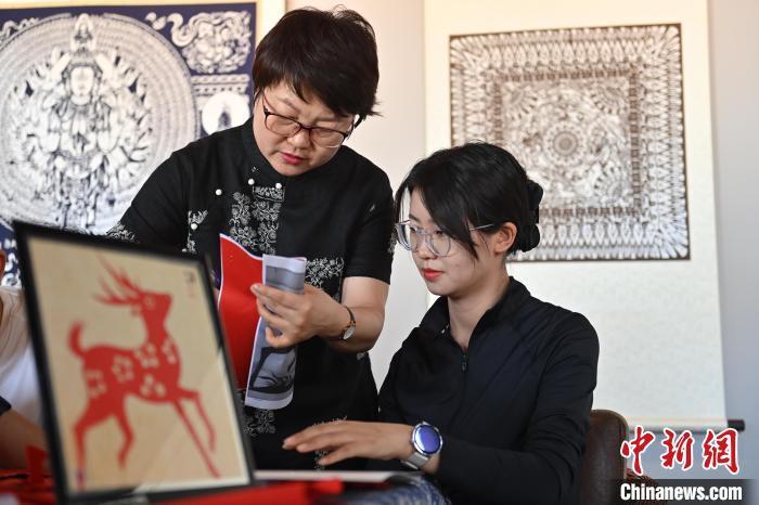 6月6日，在甘肅敦煌青年夜校課程中，青年學(xué)員學(xué)習(xí)敦煌非遺剪紙課程。李亞龍 攝