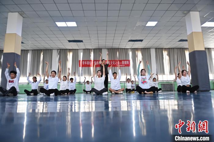 6月6日，在甘肅敦煌青年夜校課程中，青年學(xué)員學(xué)習(xí)敦煌舞課程。李亞龍 攝　　