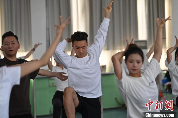 6月6日，在甘肅敦煌青年夜校課程中，青年學(xué)員學(xué)習(xí)敦煌舞課程。李亞龍 攝　　