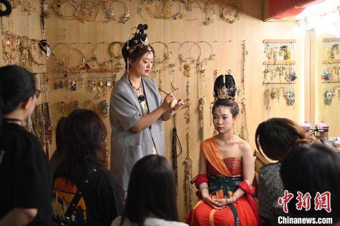 6月6日，在甘肅敦煌青年夜校課程中，青年學(xué)員學(xué)習(xí)敦煌美妝課程。李亞龍 攝