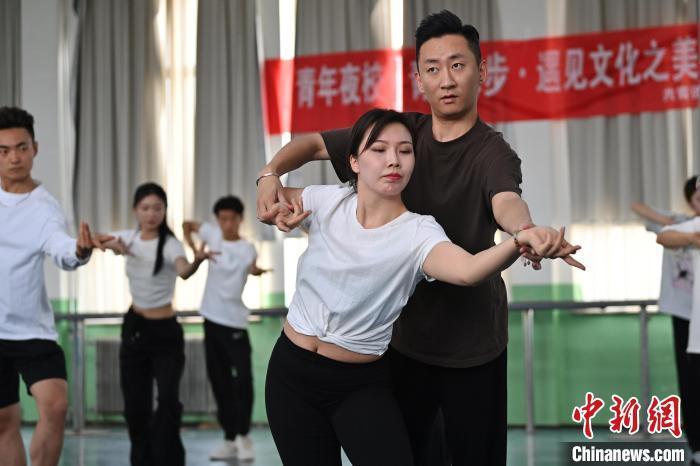 6月6日，在甘肅敦煌青年夜校課程中，學(xué)員學(xué)習(xí)敦煌舞課程。李亞龍 攝　　