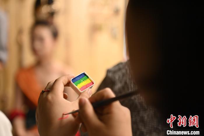 6月6日，在甘肅敦煌青年夜校課程中，青年學(xué)員學(xué)習(xí)敦煌美妝課程。李亞龍 攝　　