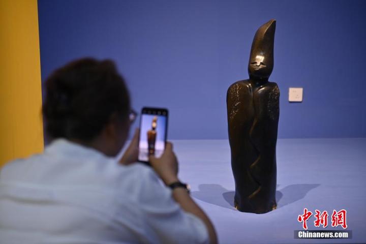 圖為游客拍攝蛇紋石作品《貴婦人》。中新社記者 李亞龍 攝