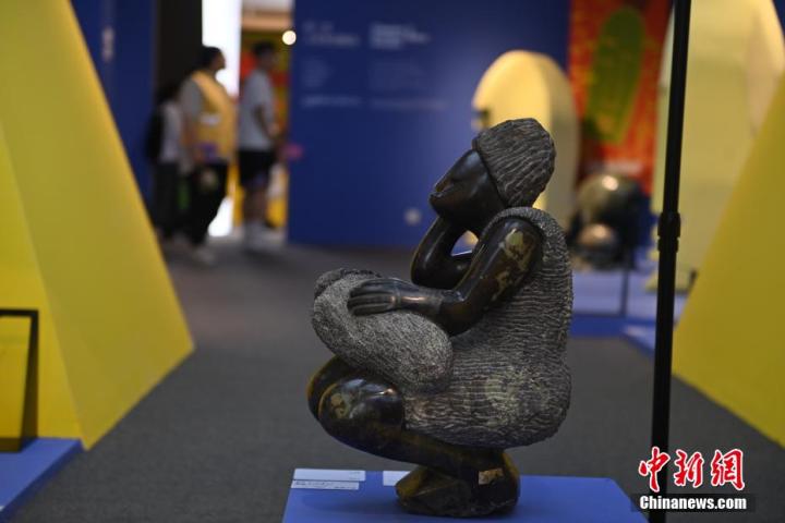 圖為游客參觀藝術(shù)展。中新社記者 李亞龍 攝</p>
<p>