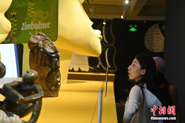 圖為游客參觀藝術(shù)展。中新社記者 李亞龍 攝