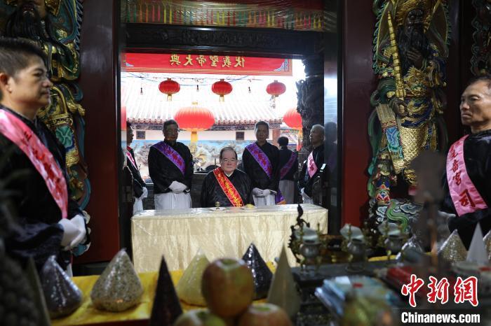 6月21日，“2024(甲辰年)兩岸共祭人文始祖伏羲典禮”在臺灣新北舉行。擔(dān)任主祭官的先嗇宮董事長、中國國民黨前秘書長李乾龍(中)出席典禮并擔(dān)任主祭官。中新社記者 張曉曦 攝