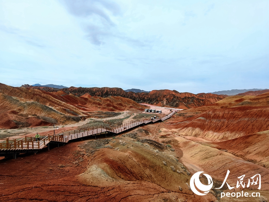  雨后的七彩丹霞，顏色格外艷麗。人民網(wǎng) 黃津曉虎攝