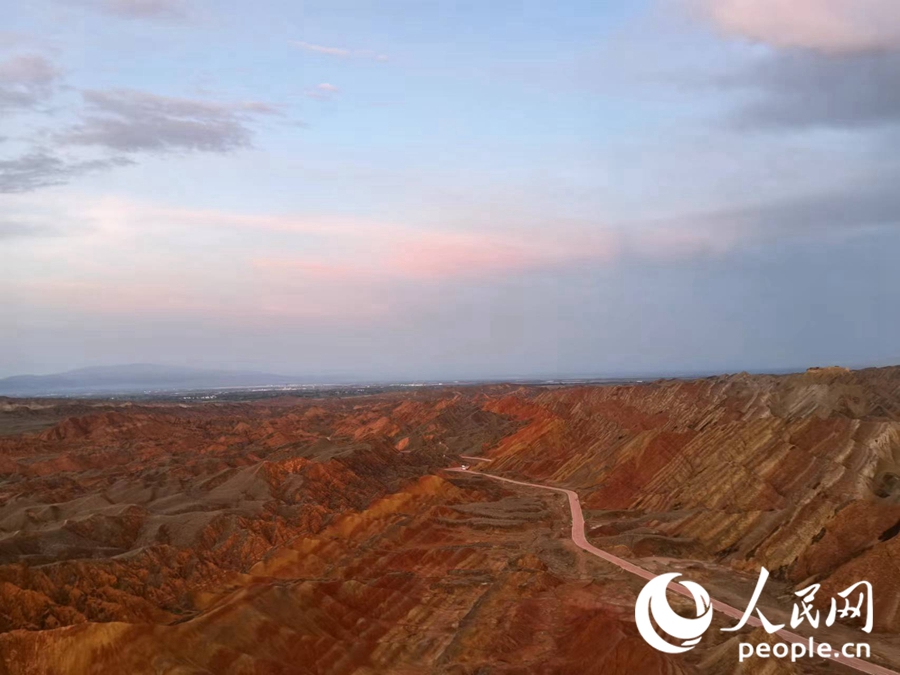 日落時(shí)分，余暉與丹霞交相輝映。人民網(wǎng)記者 唐嘉藝攝