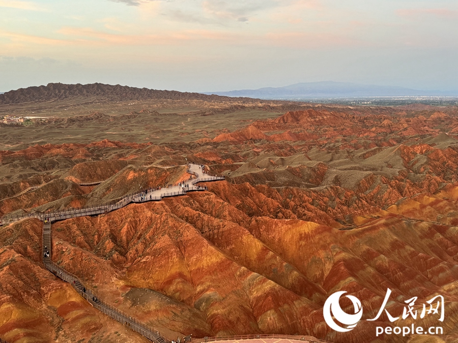 日落時(shí)分，余暉與丹霞交相輝映。人民網(wǎng)記者 徐冬兒攝