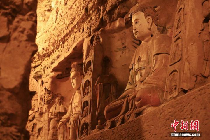 7月15日，甘肅省平?jīng)鍪袥艽h百里石窟長(zhǎng)廊中的王母宮石窟造像。百里石窟長(zhǎng)廊位于涇川縣境內(nèi)，由512個(gè)石窟、5眼窟中石井組成，現(xiàn)存王母宮石窟、鳳凰山石窟、南石窟寺、丈八寺石窟、羅漢洞石窟、太山寺石窟等規(guī)模較大的石窟群，還有數(shù)量眾多的小石窟群。王母宮石窟又名千佛洞，該窟設(shè)計(jì)宏大，造像生動(dòng)，窟內(nèi)擁有造像數(shù)百尊，是較為珍貴的佛教文化歷史遺存。中新社記者 李亞龍 攝</p>
<p>