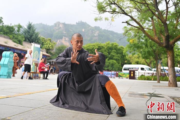 7月14日，甘肅省平?jīng)鍪嗅轻忌骄皡^(qū)內(nèi)，嵩山少林弟子展示武藝。7月13日至14日，“2024年北京體育大學(xué)第十五屆國際武術(shù)比賽交流大會暨首屆崆峒山國際武術(shù)大會”舉行，大會也在崆峒山景區(qū)進(jìn)行問道崆峒、武術(shù)高級研修班、崆峒拜師等系列活動。中新社記者 李亞龍 攝</p>
<p>