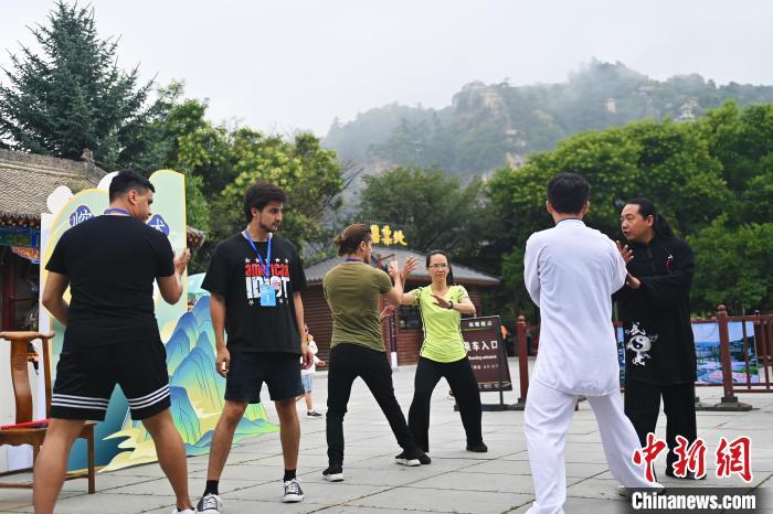 7月14日，甘肅省平?jīng)鍪嗅轻忌骄皡^(qū)內(nèi)，外籍武術(shù)愛好者學(xué)習(xí)崆峒派武術(shù)。7月13日至14日，“2024年北京體育大學(xué)第十五屆國際武術(shù)比賽交流大會暨首屆崆峒山國際武術(shù)大會”舉行，大會也在崆峒山景區(qū)進(jìn)行問道崆峒、武術(shù)高級研修班、崆峒拜師等系列活動。中新社記者 李亞龍 攝</p>
<p>