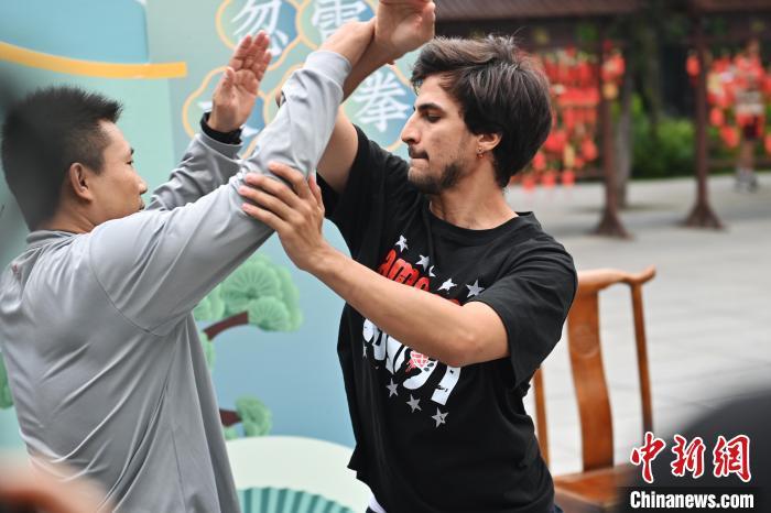 7月14日，甘肅省平?jīng)鍪嗅轻忌骄皡^(qū)內(nèi)，外籍武術(shù)愛好者(右)進(jìn)行忽雷太極拳切磋。7月13日至14日，“2024年北京體育大學(xué)第十五屆國際武術(shù)比賽交流大會暨首屆崆峒山國際武術(shù)大會”舉行，大會也在崆峒山景區(qū)進(jìn)行問道崆峒、武術(shù)高級研修班、崆峒拜師等系列活動。中新社記者 李亞龍 攝</p>
<p>