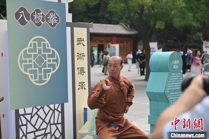 7月14日，甘肅省平?jīng)鍪嗅轻忌骄皡^(qū)內(nèi)，八極拳傳承人展示八極拳。7月13日至14日，“2024年北京體育大學(xué)第十五屆國際武術(shù)比賽交流大會暨首屆崆峒山國際武術(shù)大會”舉行，大會也在崆峒山景區(qū)進(jìn)行問道崆峒、武術(shù)高級研修班、崆峒拜師等系列活動。中新社記者 李亞龍 攝</p>
<p>
